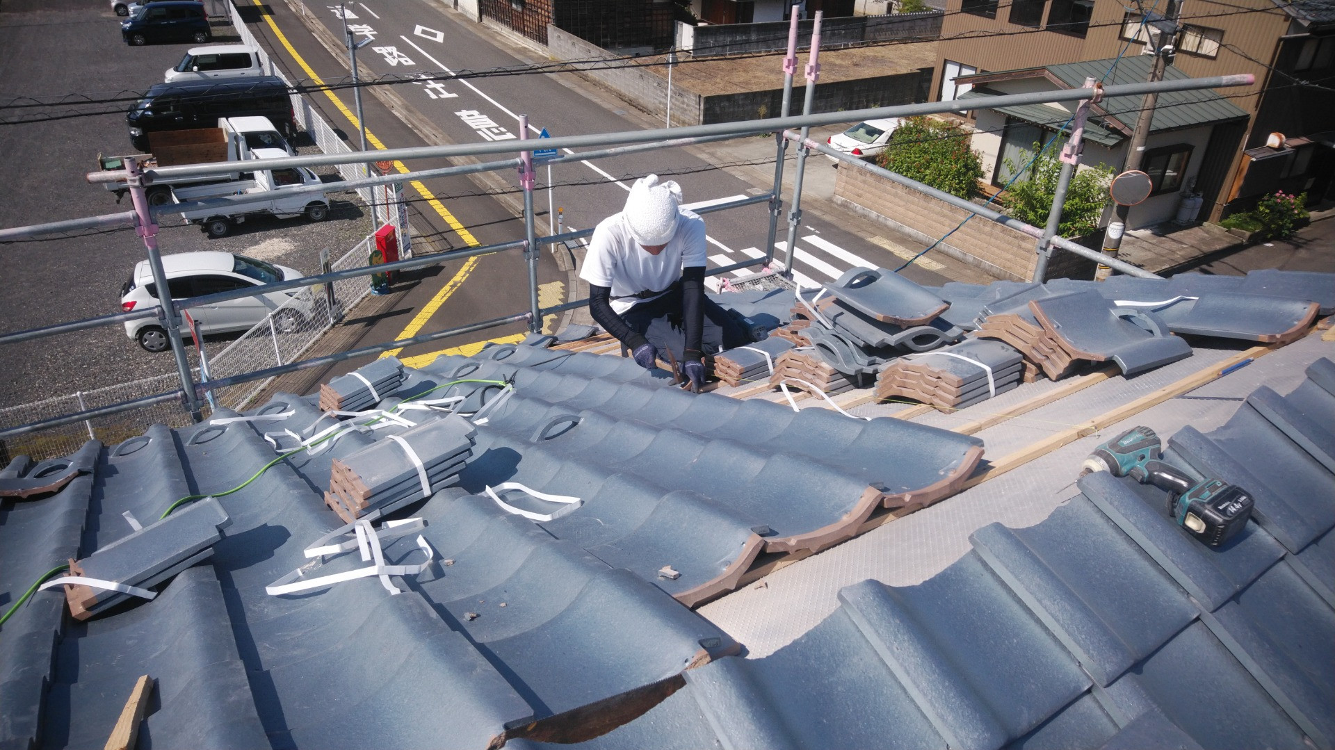 越前市で雨漏り工事、瓦の葺き替え工事をしてます