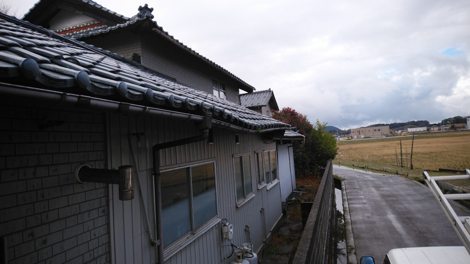 福井市で雨漏り工事、屋根修理の現場調査に来てます