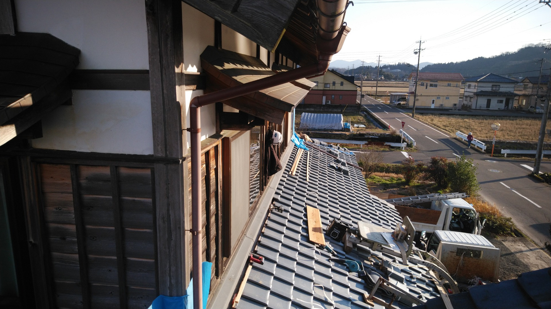 鯖江市で雨漏り修理、瓦の葺き替え工事をしてます。