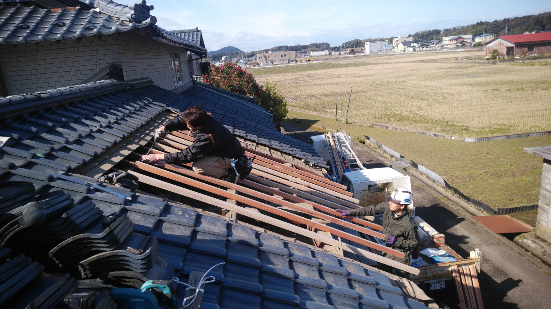 福井市で雨漏り工事、屋根の修理に来ています。