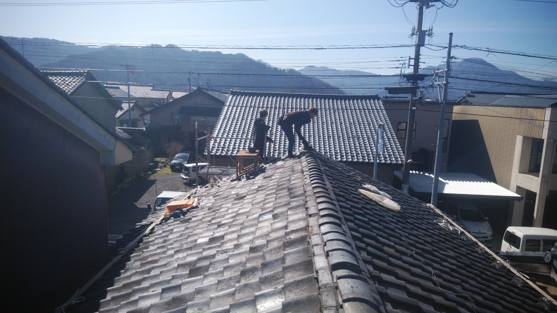 越前市で屋根瓦の解体作業にに来ています。