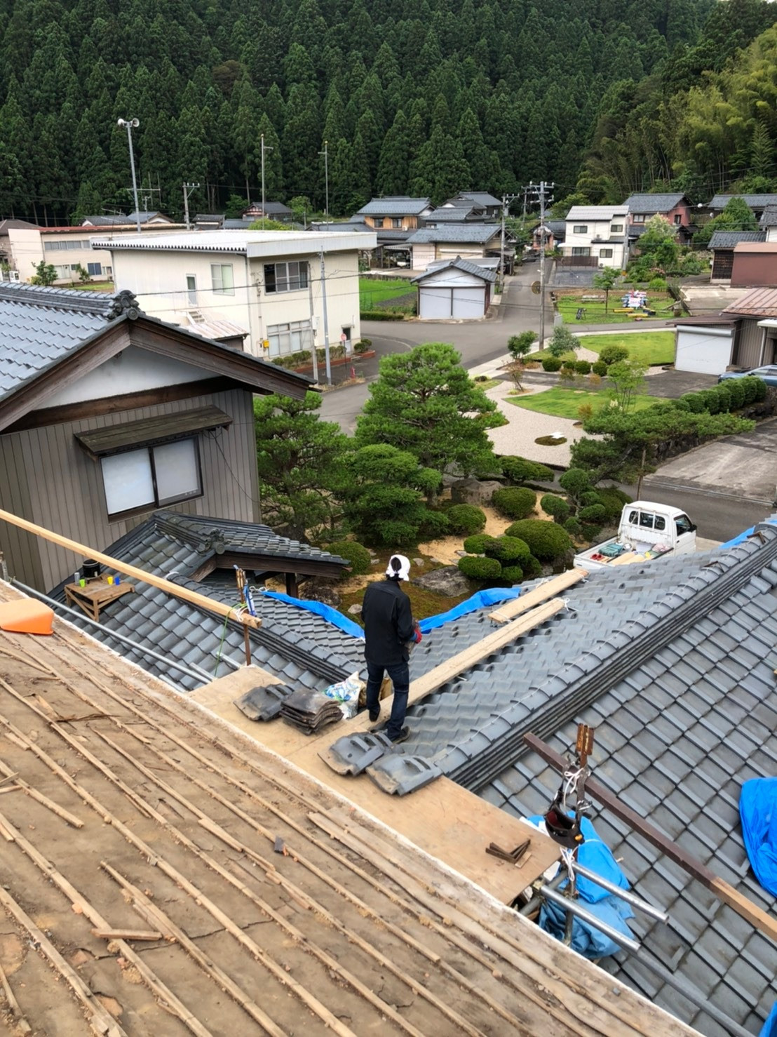 コロナに負けるな！鯖江市で瓦の葺き替え工事に来ています。