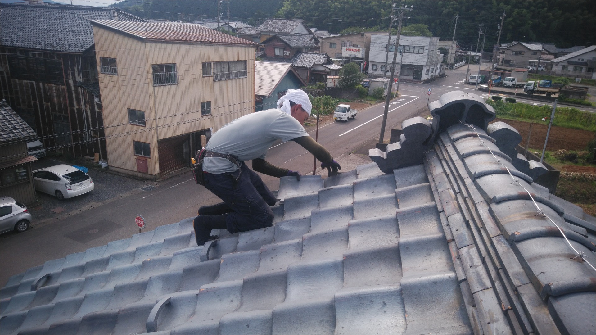 越前市で瓦屋根の修理に来ています。