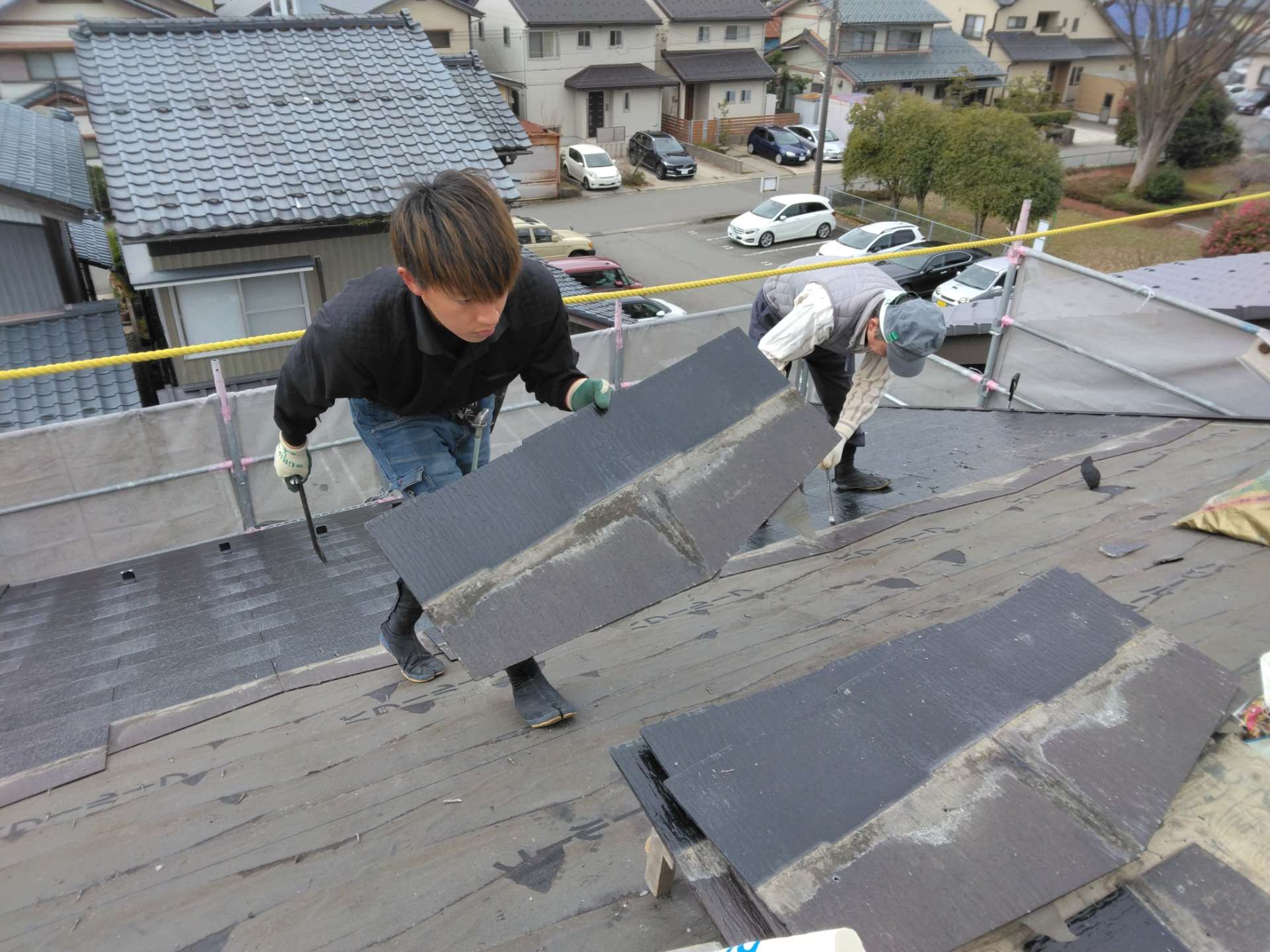 福井市で屋根の葺き替え工事をしてます