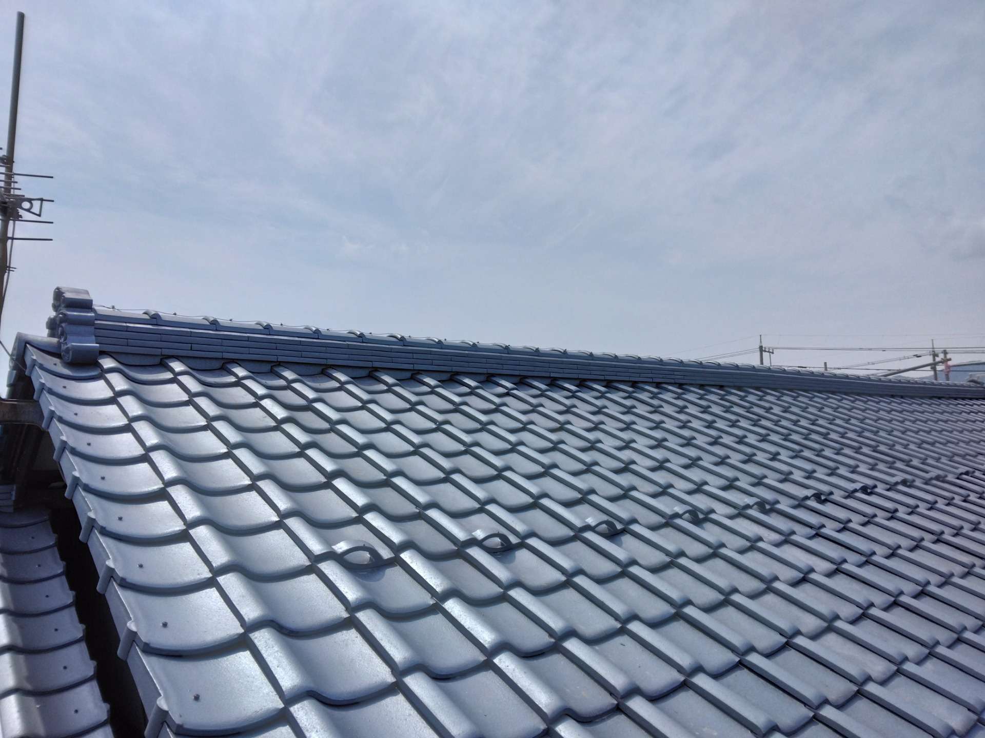 鯖江市S様邸。屋根瓦がズレているとお電話を頂き、現地調査へ伺うと、屋根裏への雨漏りも確認され、屋根全面リフォーム、瓦の葺き替え工事の依頼となりました。桟木、下葺き材(防水シート)も新しくし、地場の越前瓦で葺き替え工事となります。工期は5日。引っ掛け桟葺き工法により、強度の高い屋根に仕上がりました。又、雪止め瓦も配置をし、積雪時の落雪、あるいは雨樋の破損対策を考慮しています。