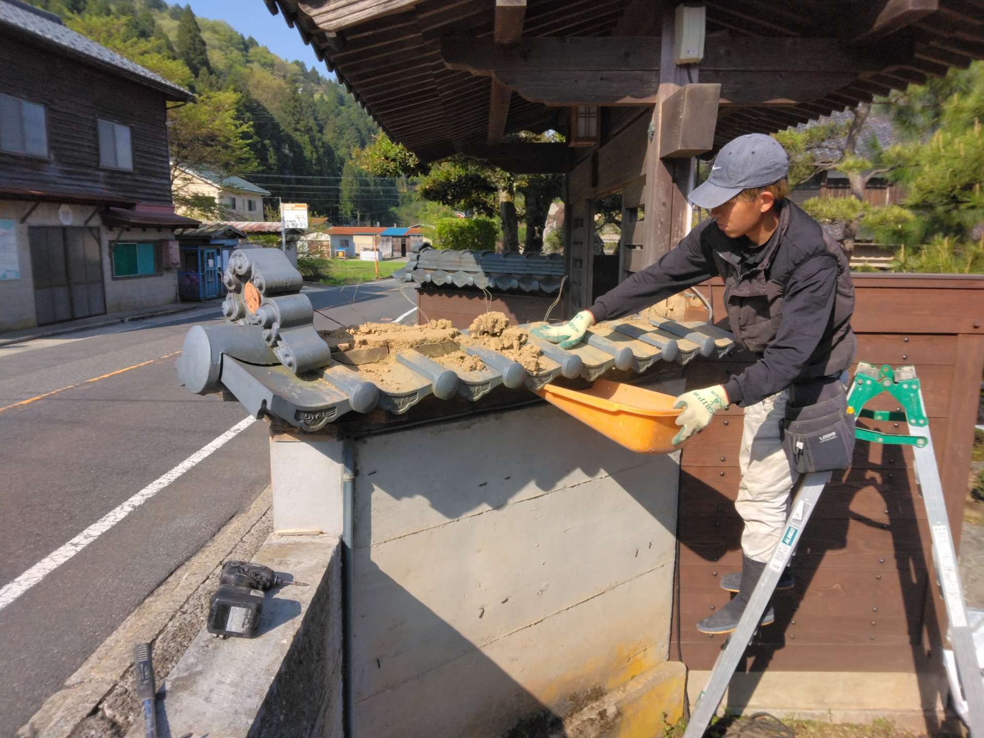 越前市で塀垣瓦の葺き替え工事に来ています