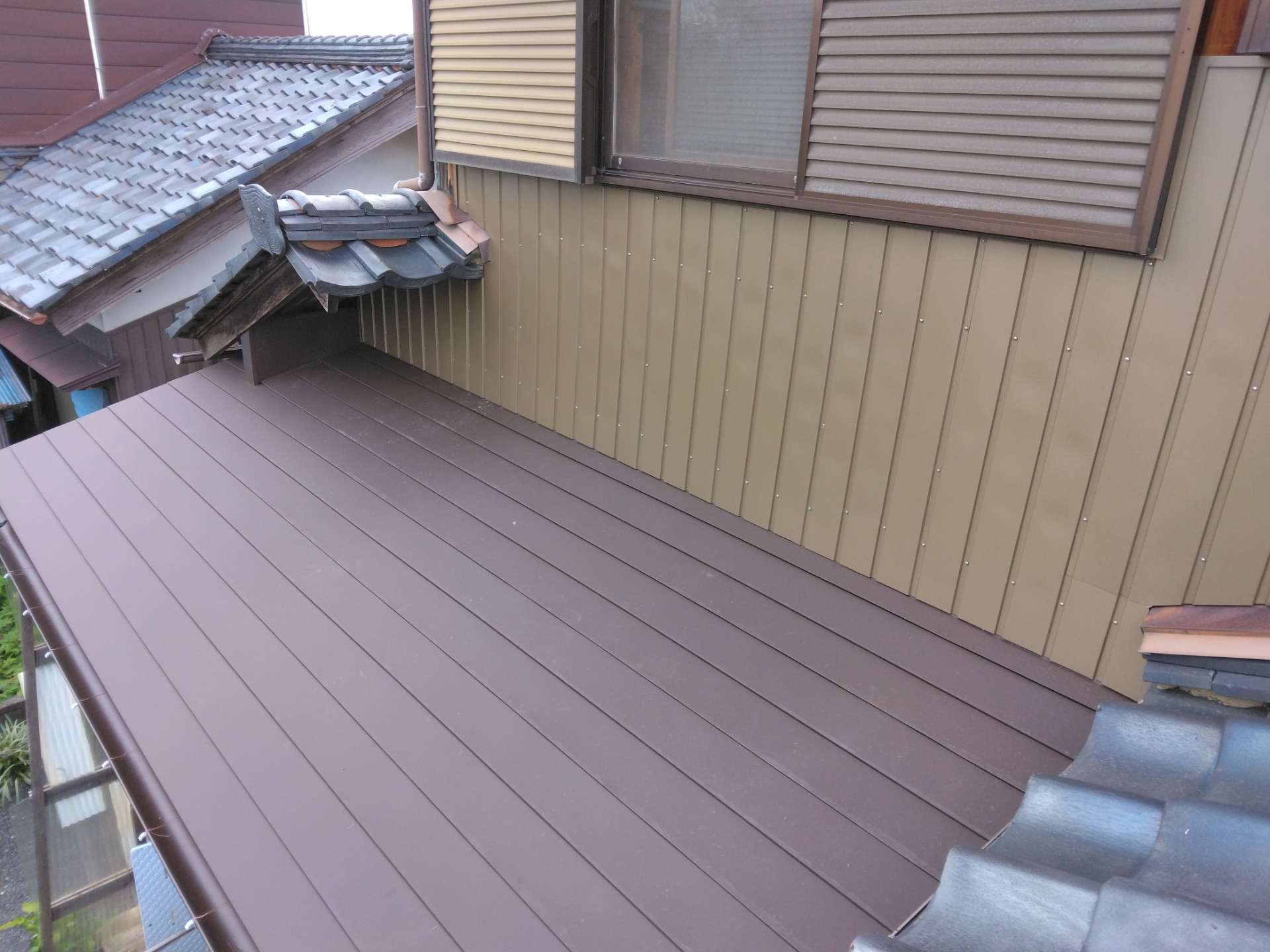 鯖江市N様邸、板金屋根の葺き替え工事です。お客様からは、｢トタン屋根が錆びてきたのでやり替えて欲しい｣とご連絡を頂きました。工期は2日。屋根材はSGL鋼板(ガルバリウム)です。瓦に比べてかなり軽量ですね。こちらの屋根は建物の箇所で言うと、土縁の屋根になります。構造上、あまり屋根の加重はかけられない為、板金屋根で施工させて頂きました。