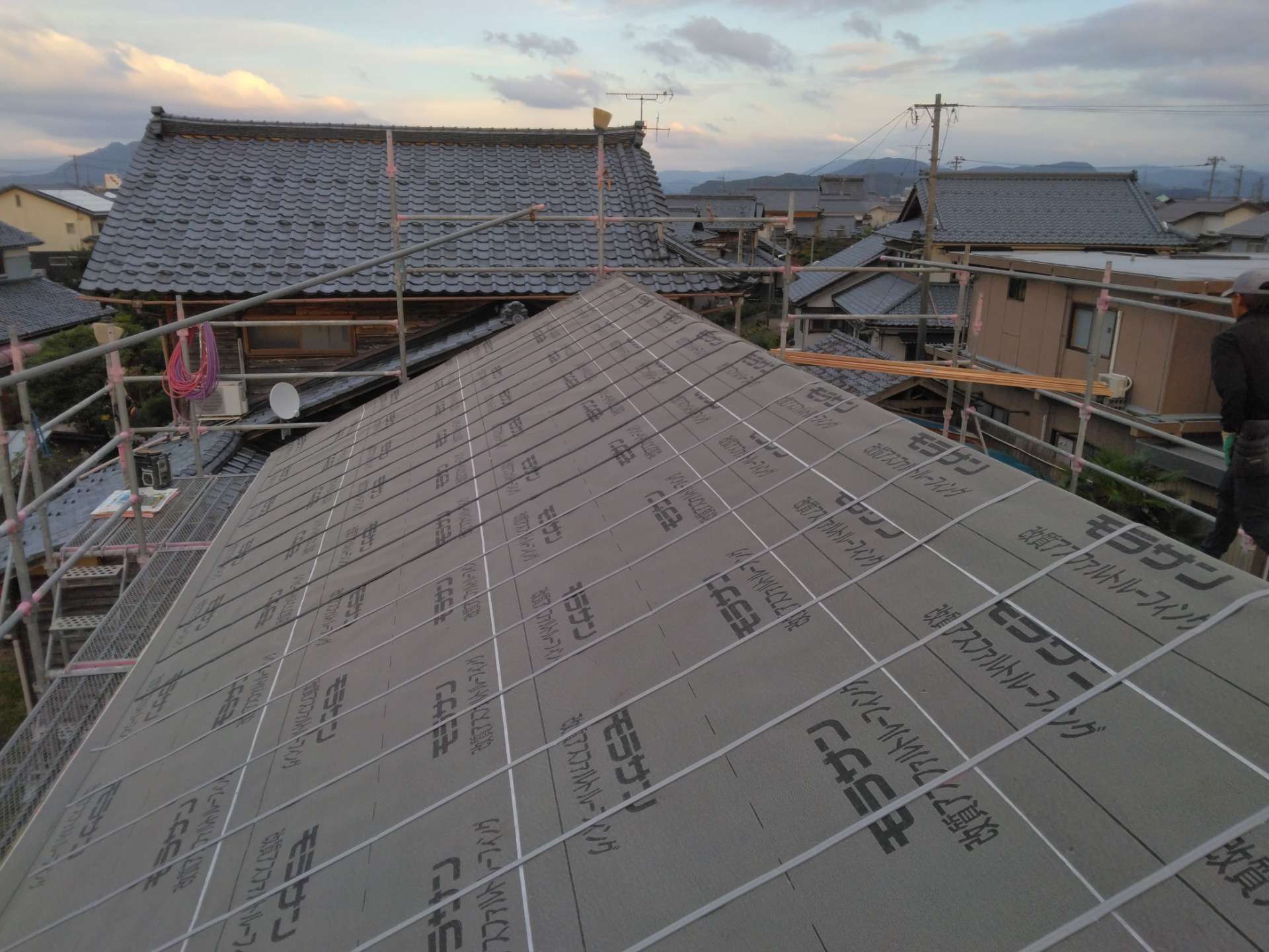 鯖江市M様邸。｢雨漏りが発生し、一度見て欲しい｣とお電話を頂きました。現地調査へ伺うと、瓦屋根の経年劣化、二次防水の役割がある下葺き材ルーヒィングの劣化が原因と断定。下葺き材ルーヒィングは、当社では最も重要な役割と認識しています。下葺き材ルーヒィングの施工には最善の注意を払っています。工事期間中の降雨への対策も担い、建物内への雨水の侵入を防ぎます。本屋根、下屋根共に工期10日。地場の越前瓦で施工しました。