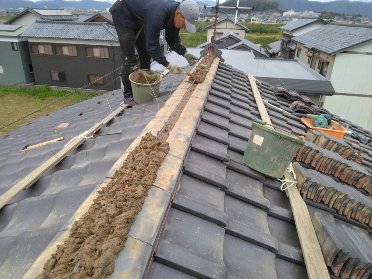 鯖江市Y様邸。飛び込みの営業が回ってきたらしいです。点検商法なる詐欺も心配され、業者には断りを入れ当社に依頼がありました。現地調査へ伺うと、積雪の影響でしょうか、棟瓦が傷んでズレていました。棟瓦部分から雨漏りしている為、工事の依頼を受けました。工期4日。火災保険の申請もされたようで、費用負担は実質0円で工事ができたようです。