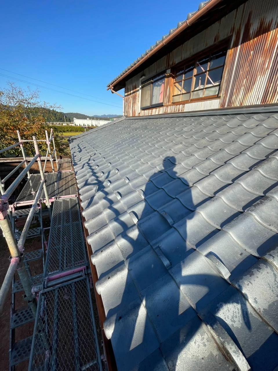 鯖江市M様邸下屋根の瓦葺き替え工事です。大屋根に引き継いて下屋根の工事となります。こちらの屋根も雨漏りが発生し、お客様は大変お困りの様子でした。工期は大屋根も含め10日。大屋根と同じく越前瓦での葺き替え工事となりました。下葺き材ルーヒィング(防水シート)もしっかり施工し引っ掛け桟葺き工法で、積雪による瓦がズレる事も無くなりました。