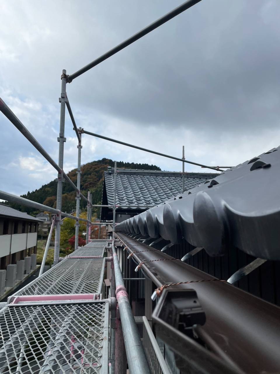 越前市U様邸。雨樋の取り替え工事です。お客様からは、｢屋根の葺き替えと一緒に雨樋もやり替えて欲しい｣とお電話で見積依頼を受けました。工期は2日。雨樋が取り付いていないとどうなるのか。雨樋がないと屋根に降った大量の雨水が、外壁を伝い、外壁の目地や隙間から家の中に雨水が侵入して雨漏りに繫がります。又、外壁や基礎(コンクリート)の劣化が顕著に進みます。屋根から降った雨水が直接地面に落ち騒音の原因にもなります。ご近所トラブルになることも。以上のように、雨樋にはとても重要な役割がありますね。