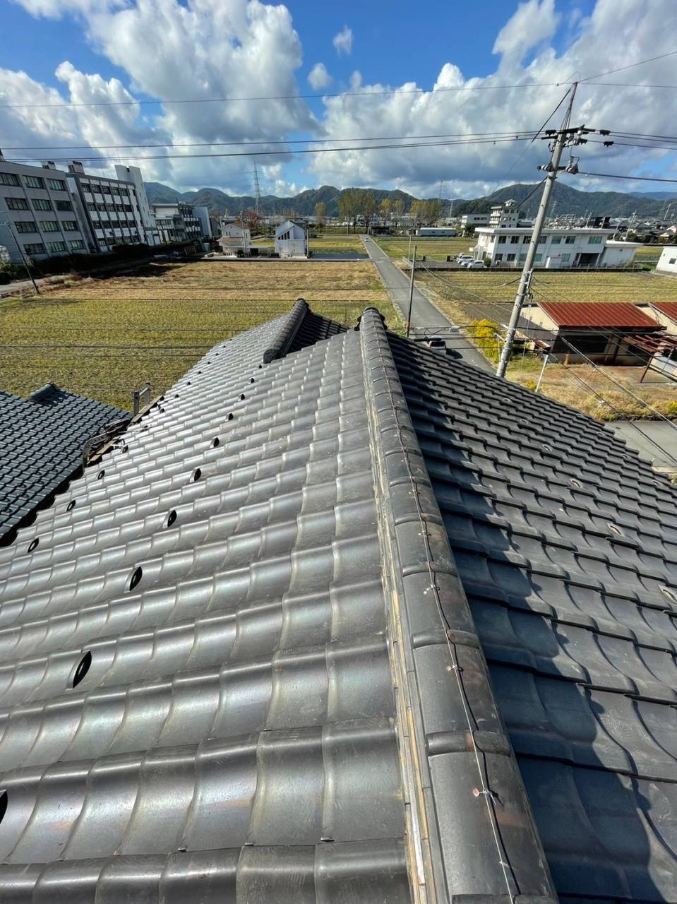 鯖江市T様邸。こちらのお客様はご近所で工事をさせて頂いた方からのご紹介となりました。ありがとうございます。築40年以上が経過。やはり福井県は雪国ですのでこれだけ年数が経つと、何かしら屋根は傷みますね。こちらも積雪の影響で棟瓦部分が傷んでズレていました。お子さんも独立し、ご夫婦だけの住居ということで、今回は必要最低限の工事となりました。工期4日、こちらも火災保険の対象です。