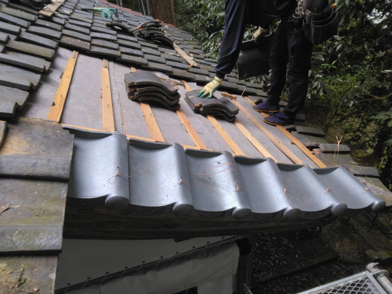 越前市S神社様。神社拝殿の雨漏り工事です。こちらは神社の役員さんからご連絡を頂きました。工期2日。火災保険には加入しておらず、負担金は100％です。本来は屋根全面の葺き替え工事が必要なレベルです。