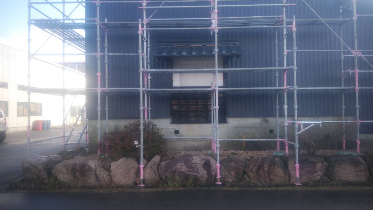 鯖江市Y様邸。以前に雨漏り修理と瓦屋根の葺き替え工事を施工したお客様です。今回は土蔵の外壁貼り工事です。お客様からは、｢蔵の外壁木材が腐食しているのでガルバリウムを貼って欲しい｣とお電話が。外壁工事の特徴としては、外壁木材の下見板を取り外さずに、ｿﾉｳｴから施工会社が可能です。解体費用や処分費用がかかりませんので安価に工事ができます。