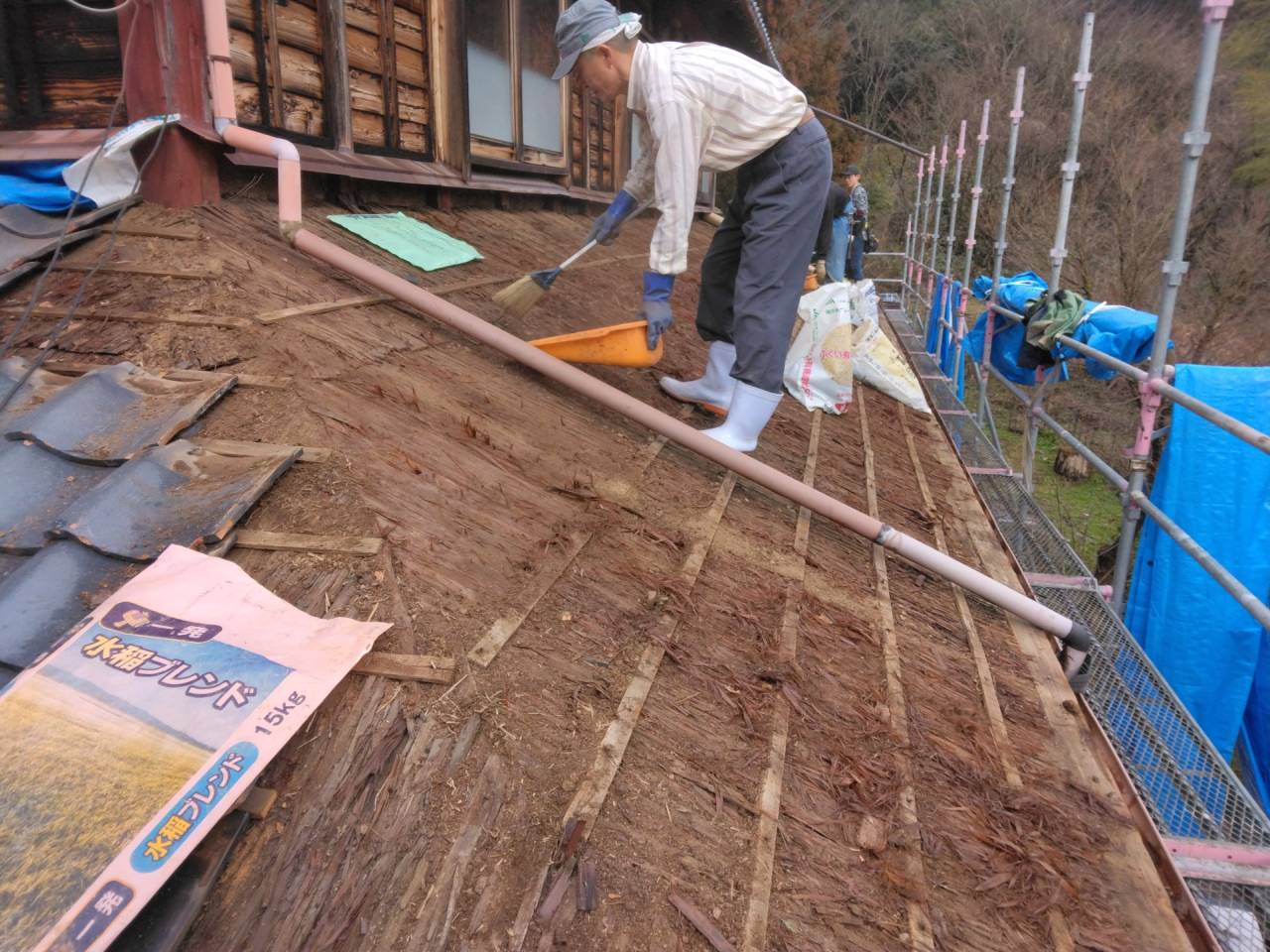 越前市で瓦屋根の葺き替え工事に来ています