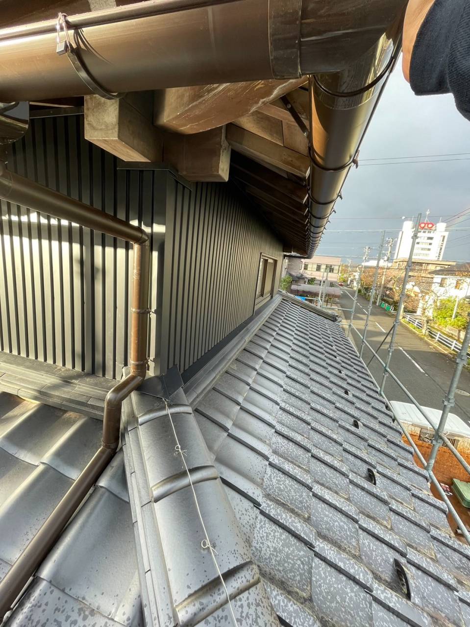 鯖江市S様邸。SGL鋼板ニュー角波貼り工事。こちらはリフォーム工事となります。お客様からは、｢建物の外部(屋根、外壁、雨樋)の改修を考えている｣とお電話を頂きました。外壁貼り替え工事、工期は10日です。見た目の印象もかなり変わり、落ち着いた仕上がりになっています。