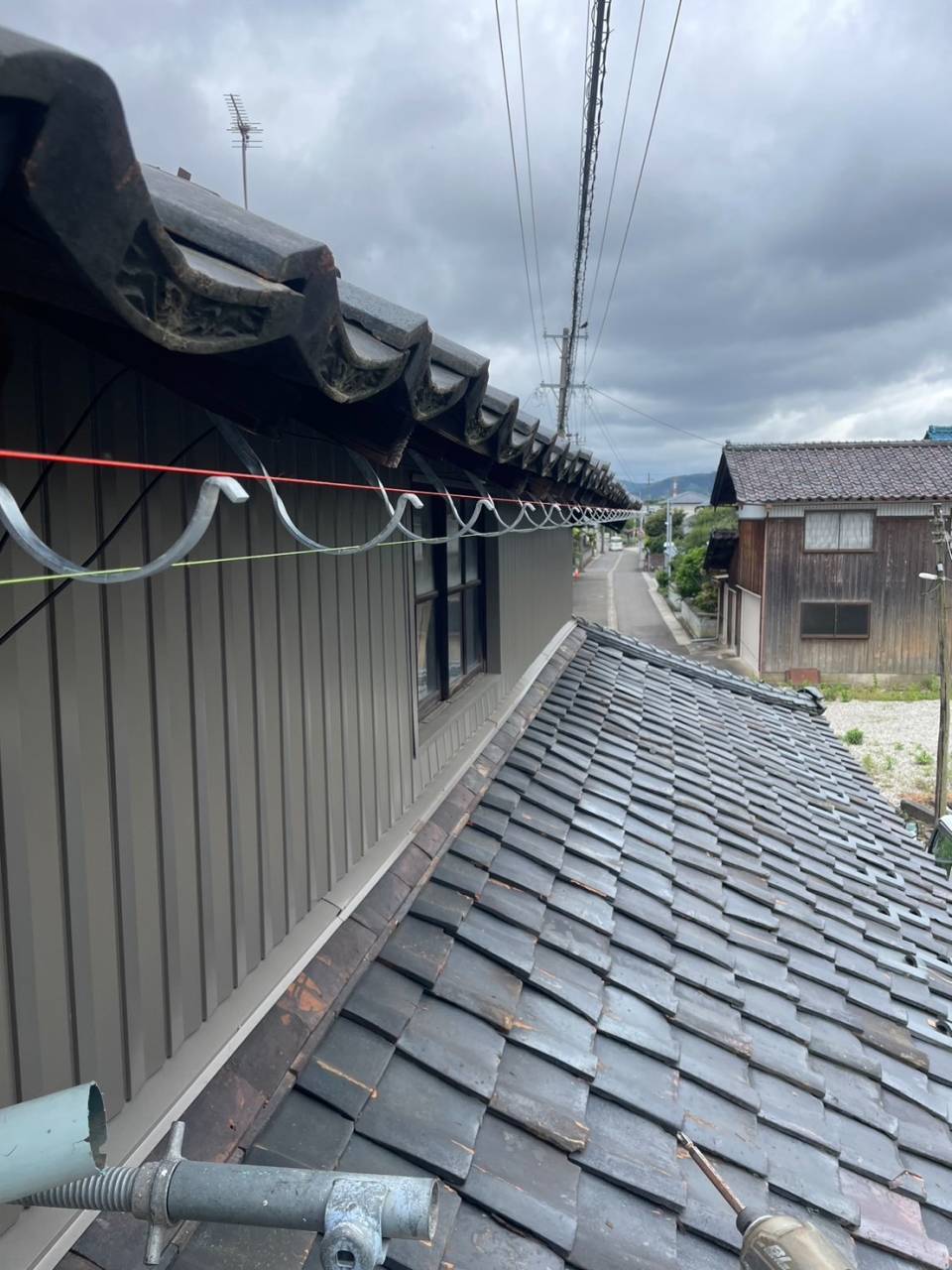 鯖江市:A様邸、雨樋取り替え工事です。お客様からは、｢屋根の点検をお願いしたい｣とお電話を頂きました。築80年程経過。リフォームや修繕を重ねて長持ちしているお宅です。工期は2日。雨樋は、軒樋を支える受け金具がとても重要な役割を果たします。水糸を張り、水平機で勾配を確認し、雨水がうまく排水できるよう最善の注意を払います。